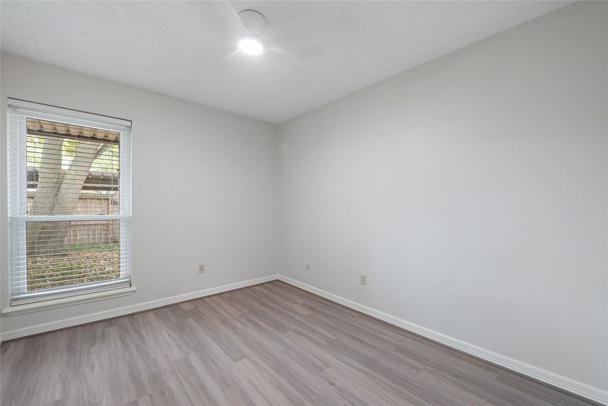 Building Photo - 11805 Southlake Dr