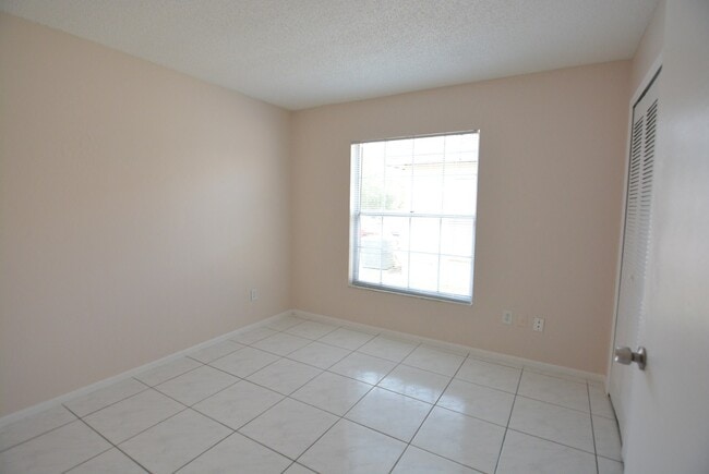 Building Photo - East Orlando 3/2 duplex. TILE FLOORS, Fresh paint, community pool!