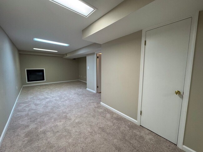Building Photo - Spacious 4 Bed 2/2 Bath Home with Park-Lik...