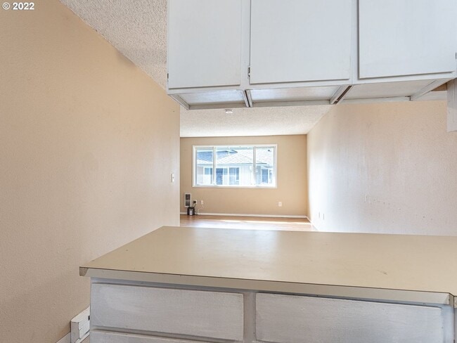 Building Photo - Bright Interior with Generous Bedroom Space – Includes Washer and Dryer