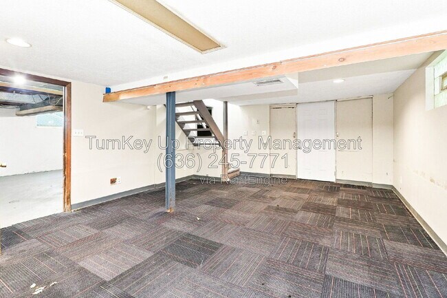 Building Photo - 10175 Cloverdale Dr