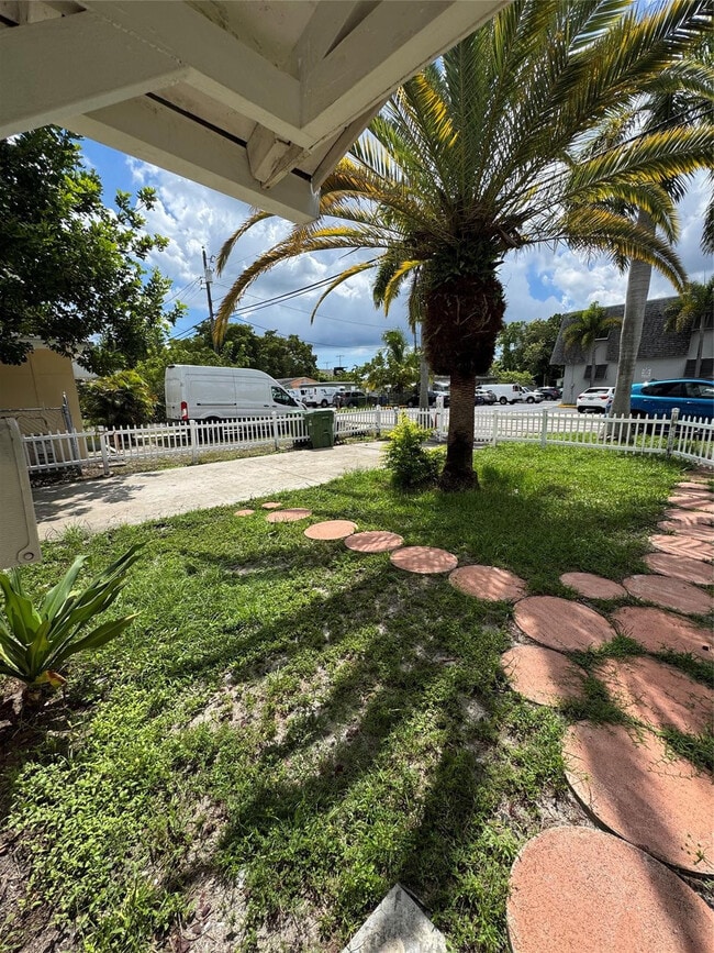 Building Photo - 113 SE 4th St