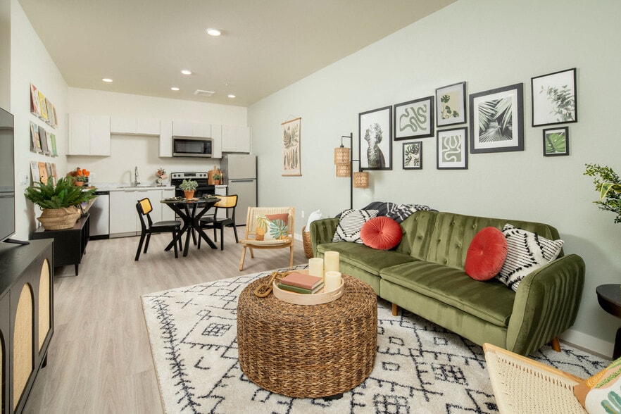 Studio - Living Room & Kitchen Area - Streamliner 67th