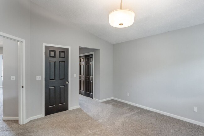 Building Photo - Beautiful end unit in sought-after Nashboro Village