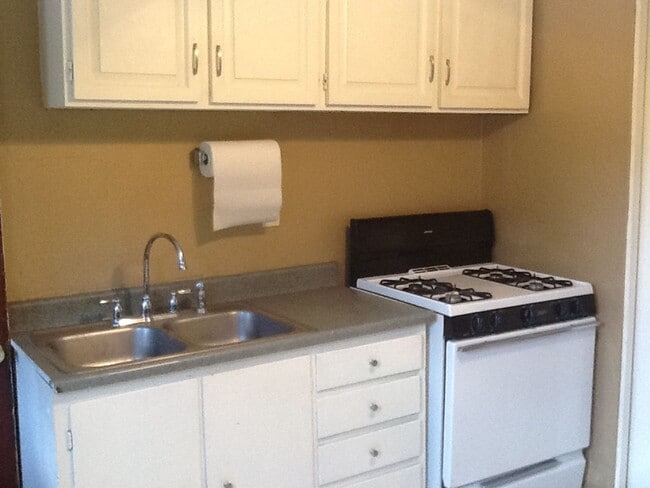 Building Photo - Charming 1 Bedroom, 1 Bath Apartment – Wal...