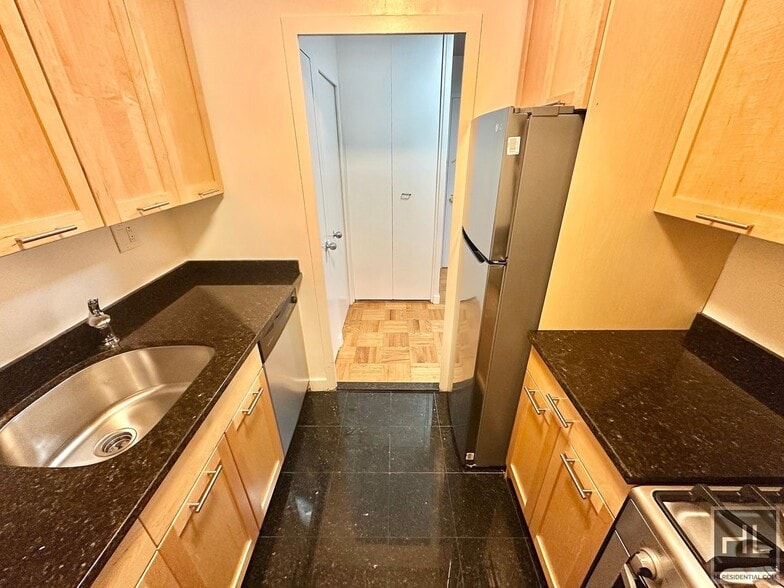 Building Photo - Fourth Avenue