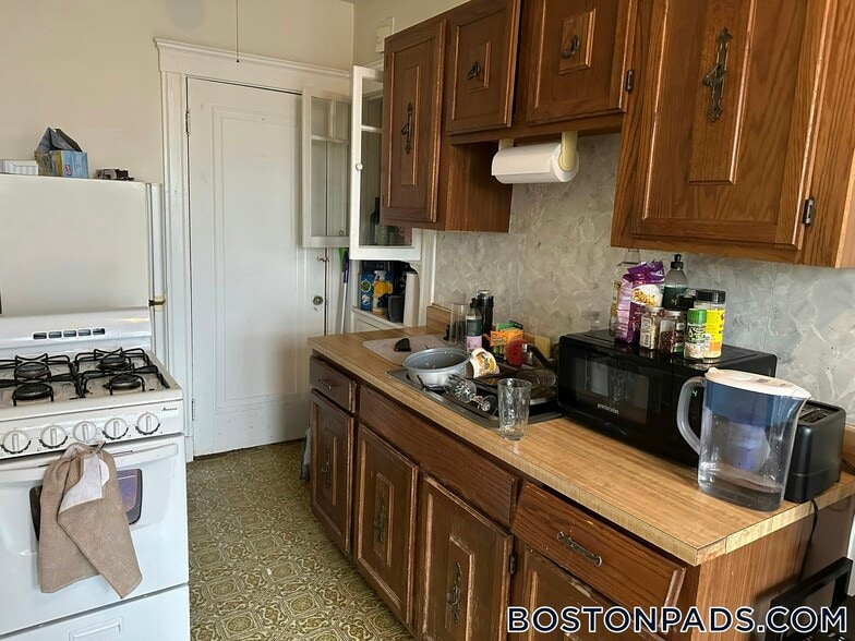 Building Photo - 53 Fellsway W