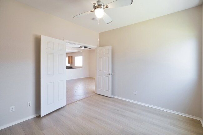 Building Photo - Lovely Seville rental on quiet street now ...