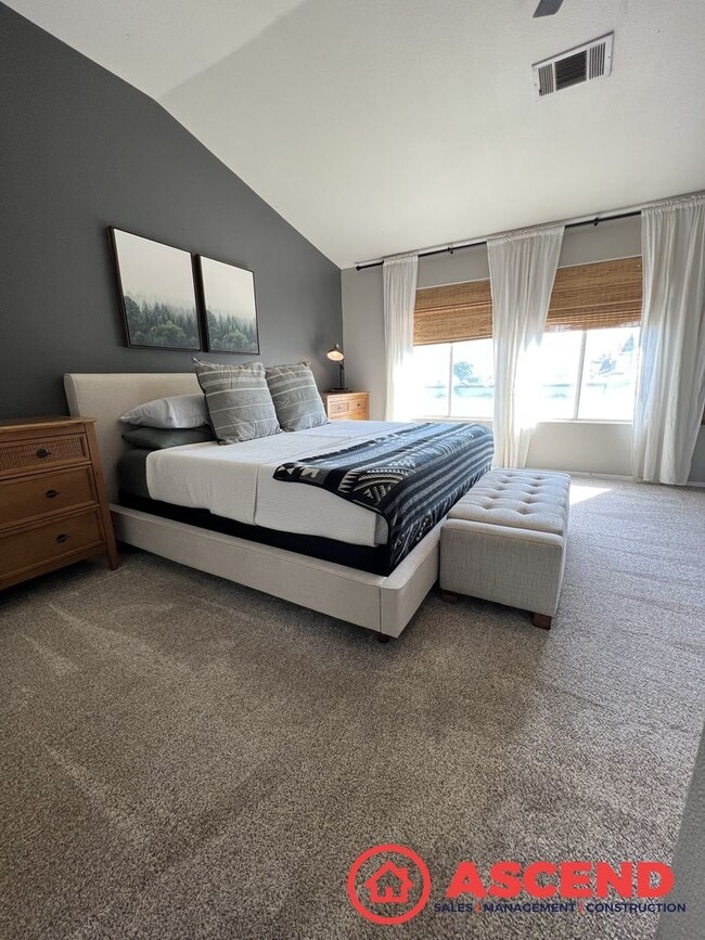 Building Photo - Darling Home in Olive Dr Area!