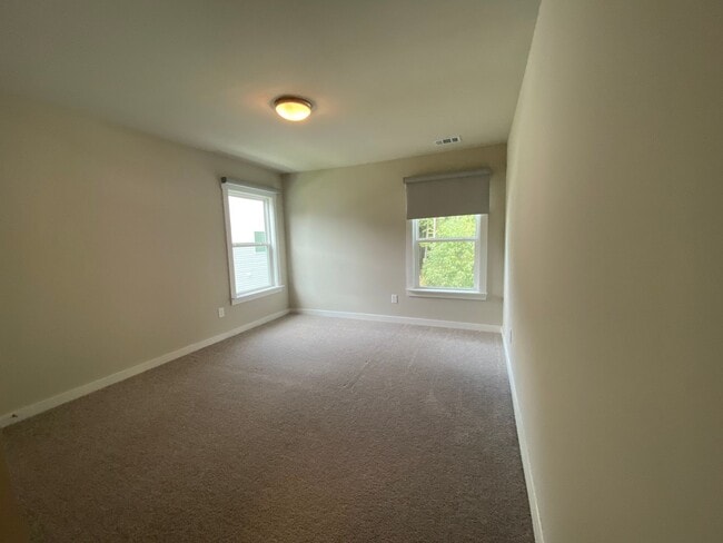 Building Photo - 5 bedrooms 3 bathroom Smart Home