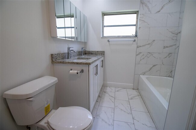 Building Photo - 1423 SW 2nd St