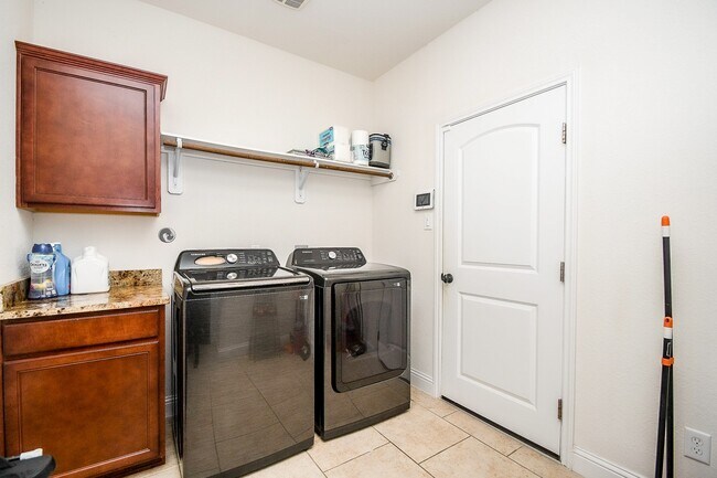 Building Photo - 28426 Rolling Ridge Dr
