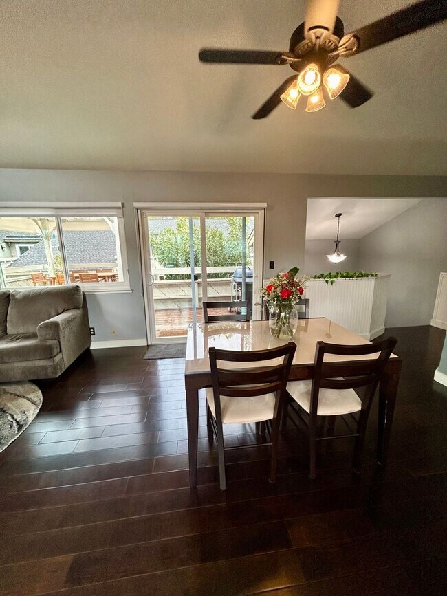 Building Photo - Willow Glen Townhome with Gorgeous Patio