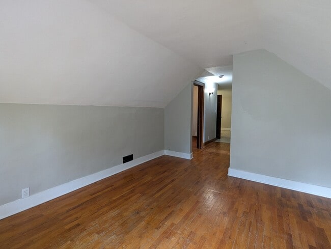 Building Photo - 818 Woodbine Ave