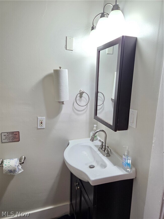 Building Photo - 1450 E 110th St