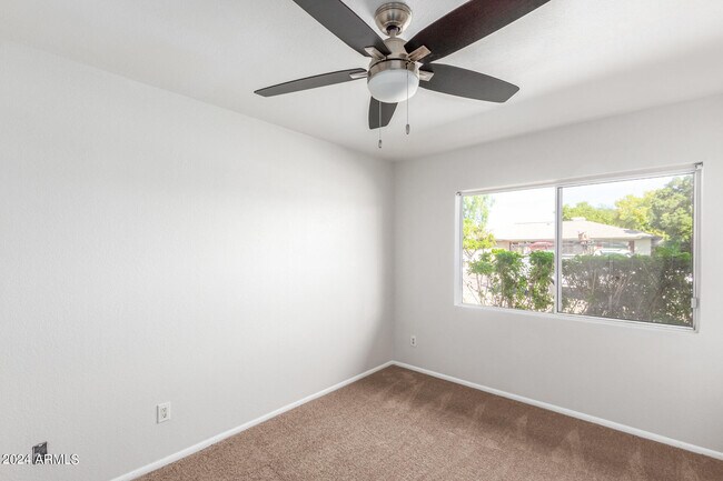 Building Photo - 1835 E Yale Dr