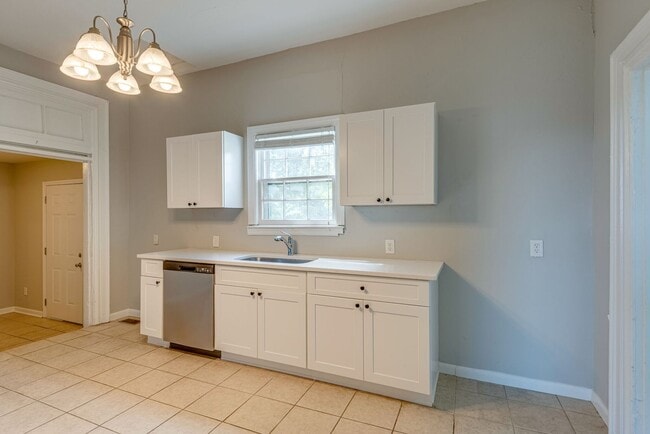 Building Photo - Charming 4-Bed Home Minutes from Downtown ...