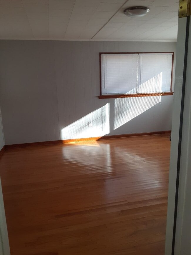 Building Photo - Charming 3 Bed, 1 Bath Brick Home – $1550/...