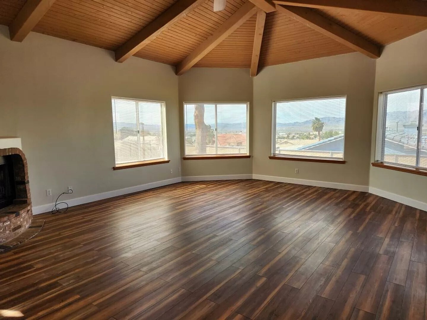 Building Photo - 2036 E Primavera Ln