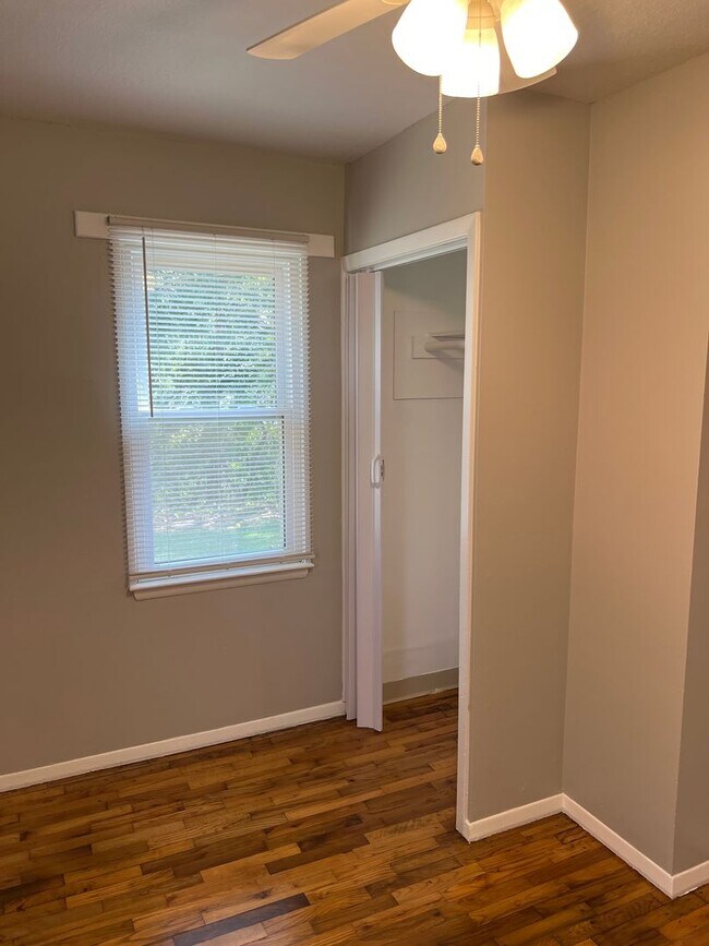 Building Photo - Don't miss out on this cozy home!