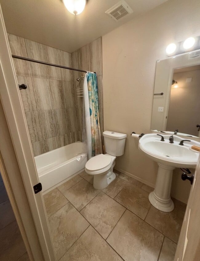 Building Photo - 3 Bedroom - 2 Bath Home