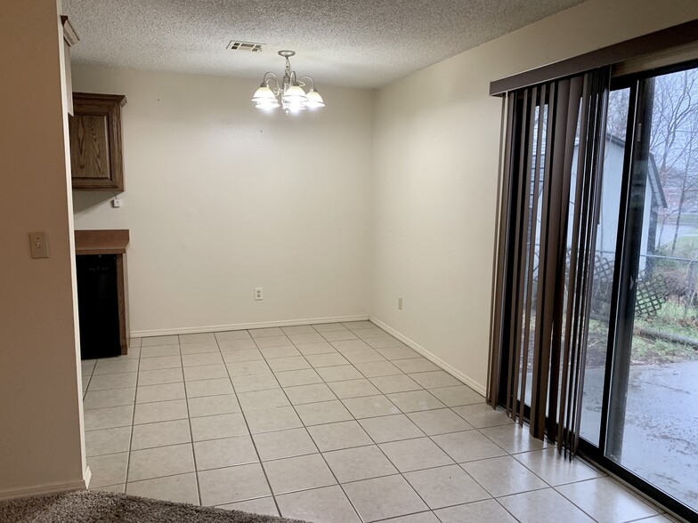 Building Photo - 503 E 5th Plz