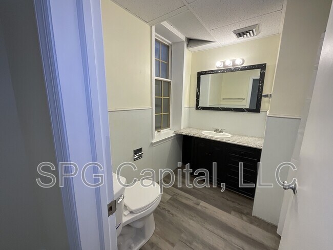 Building Photo - 5 Center Square