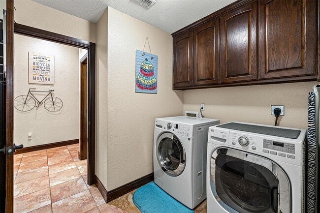 Building Photo - 8918 N Longwood Dr