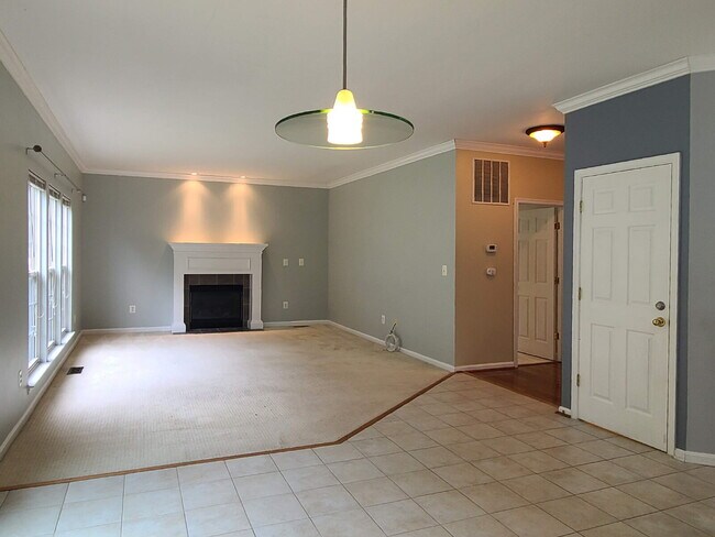 Building Photo - Gorgeous 6 BR Home, Convenient to Quantico & Commuting
