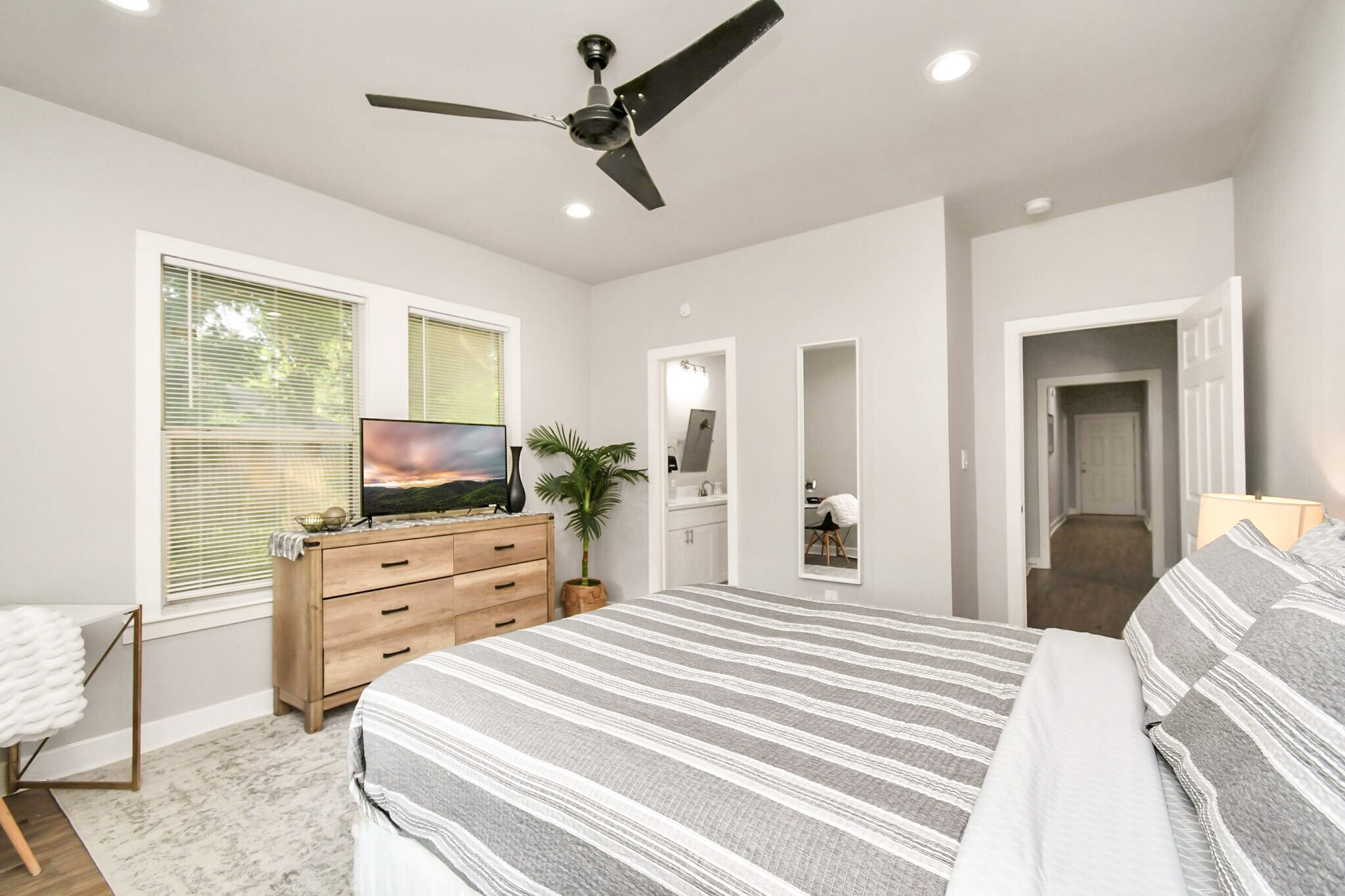 Building Photo - 1326 Hussion St