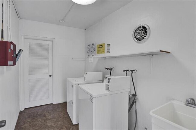 Building Photo - 2020 NE 56th St