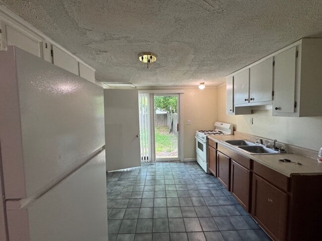 Building Photo - Downtown, 2 bedroom cottage