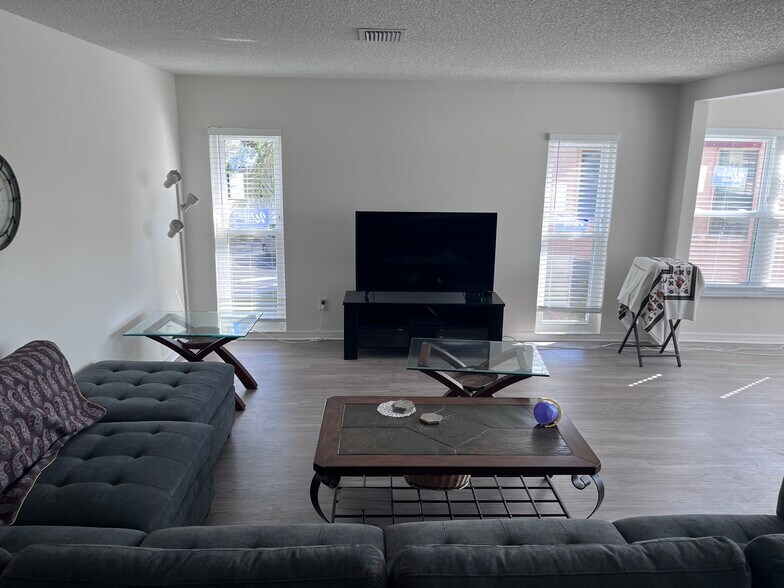 Building Photo - 213 Buttonwood Cir