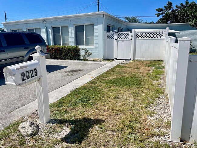 Building Photo - 2023 S Suzanne Cir