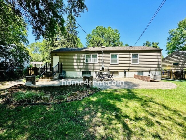 Building Photo - Beautiful Hardwoods w Fenced-in Yard!
