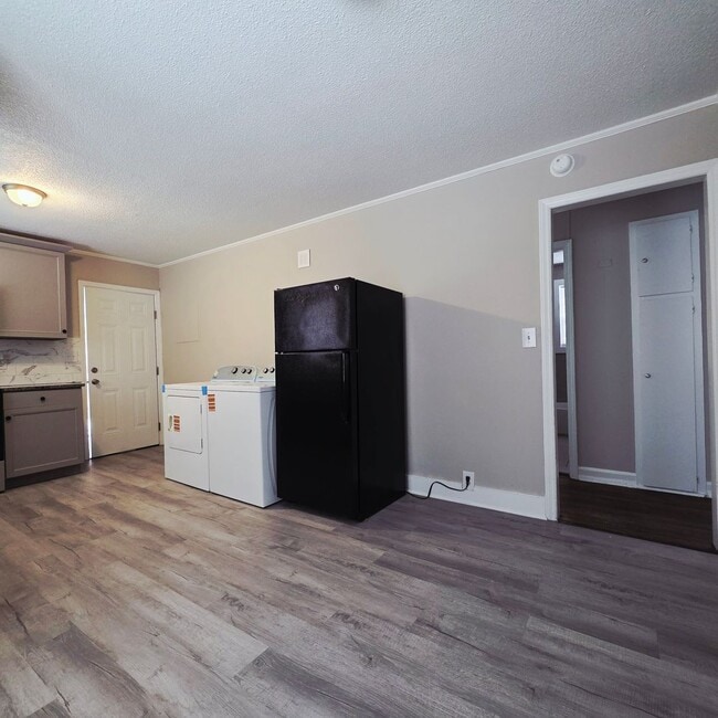 Building Photo - Brick ranch with 2 bedrooms