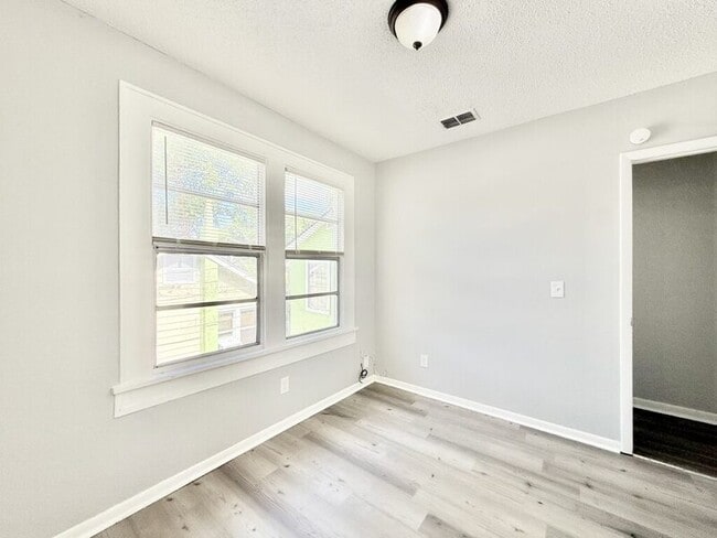 Building Photo - 725 14th Ave S