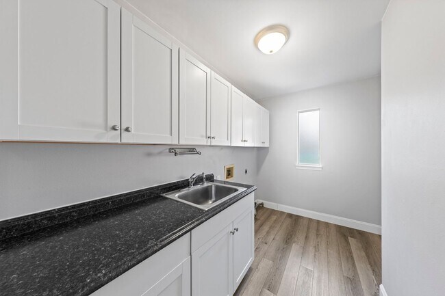 Building Photo - Spacious 4 Bedroom in Bluewater Bay w/ Large POOL!!