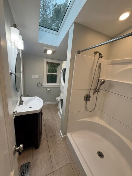 Building Photo - 7 Maverick St