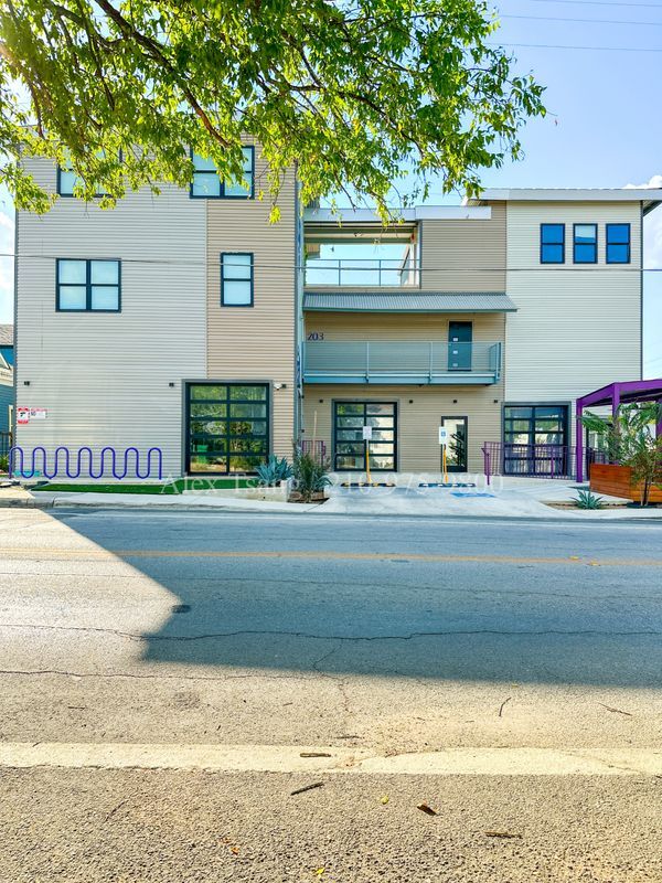 Building Photo - 630 Montana St