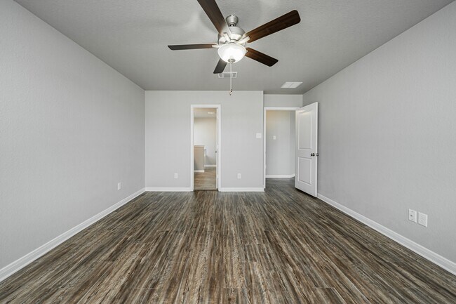 Building Photo - 536 Fallbrook Dr