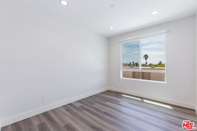 Building Photo - 857 Hayworth Ave