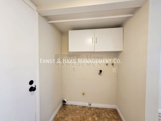 Building Photo - Beautiful Attached Townhome in Wonderful G...