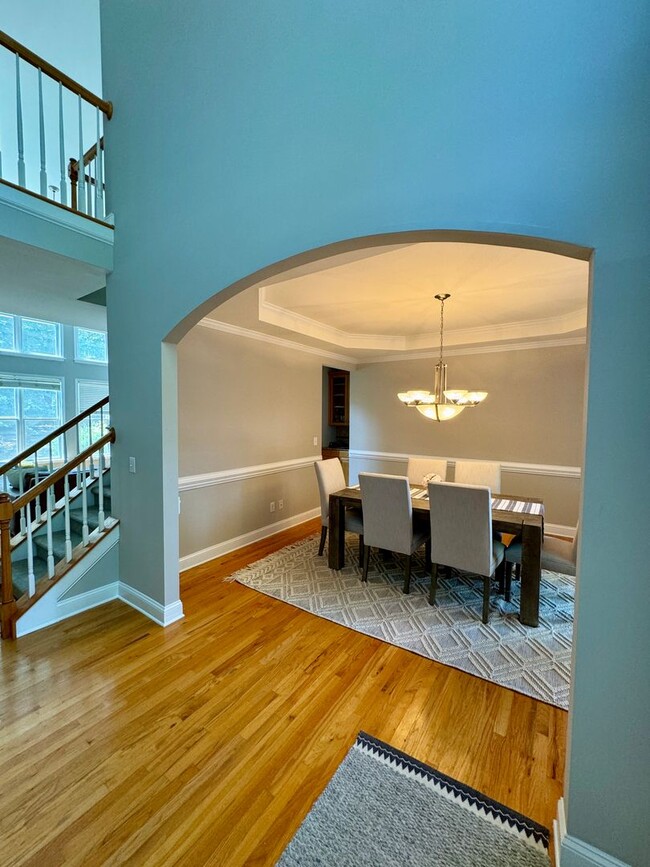 Building Photo - AVAILABLE AUGUST 23.  Spacious 5BR Home in...
