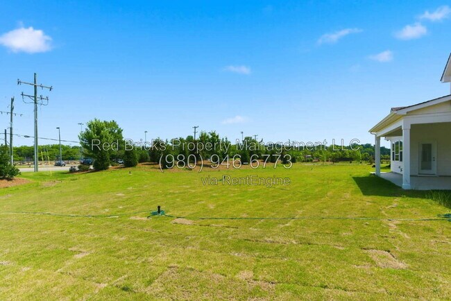 Building Photo - 4016 Dahlia Dr