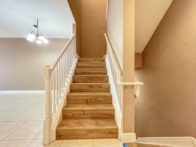 Building Photo - LUXURY 3 Bedroom / 2 Bath Townhome in a ga...