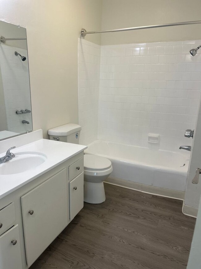 Building Photo - *FIRST MONTH FREE WHEN APPLICATION IS SUBMITTED THE SAME DAY OF TOUR* Bright 1 Bed / 1 Bath with ...