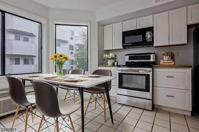 Building Photo - 850 Main St