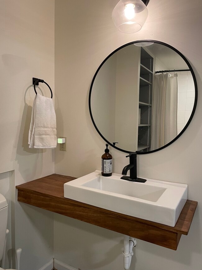 Building Photo - 1721 N High Point Rd