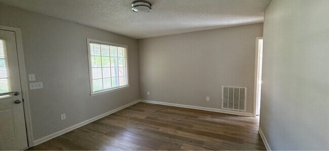 Building Photo - 112 Tres Dr